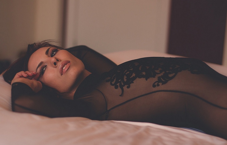 kobieta na łóżku w bodystocking